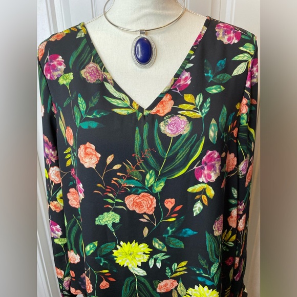 Chelsea & Theodore Womens Long-Sleeve Black Floral V-Neck Blouse, Size Medium - Picture 2 of 6